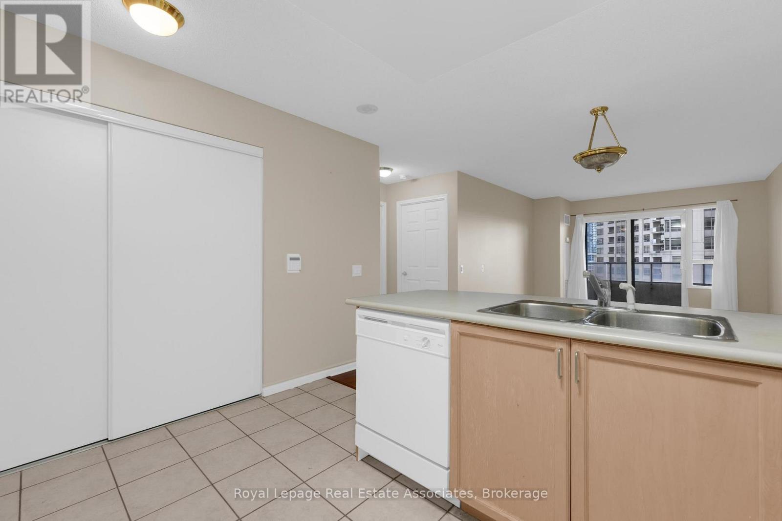 622 - 25 Kingsbridge Garden Circle, Mississauga, Ontario  L5R 4B1 - Photo 5 - W12755358