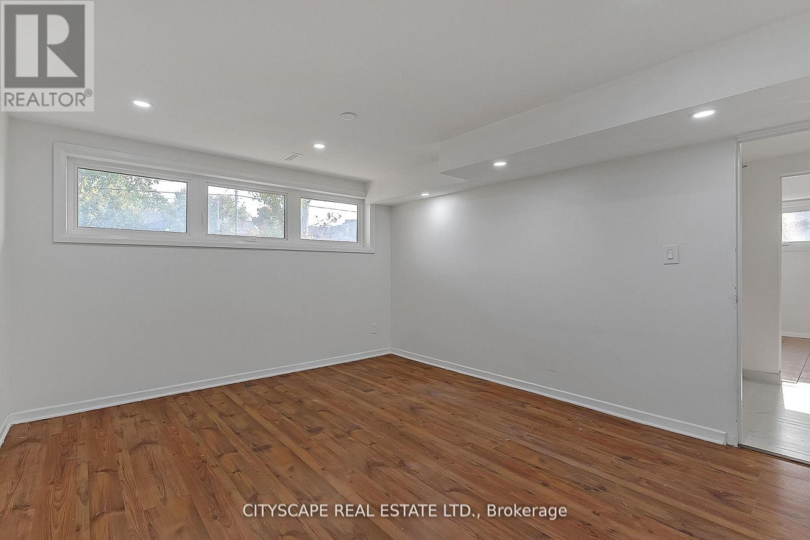 Lower - 2724 Lake Shore Boulevard W, Toronto, Ontario  M8V 1G8 - Photo 7 - W12755362