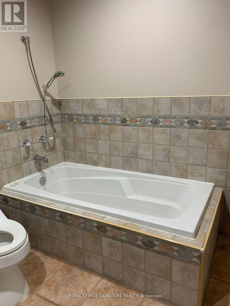 Main - 3317 Carillion Avenue, Mississauga, Ontario  L5C 2A9 - Photo 11 - W12755364