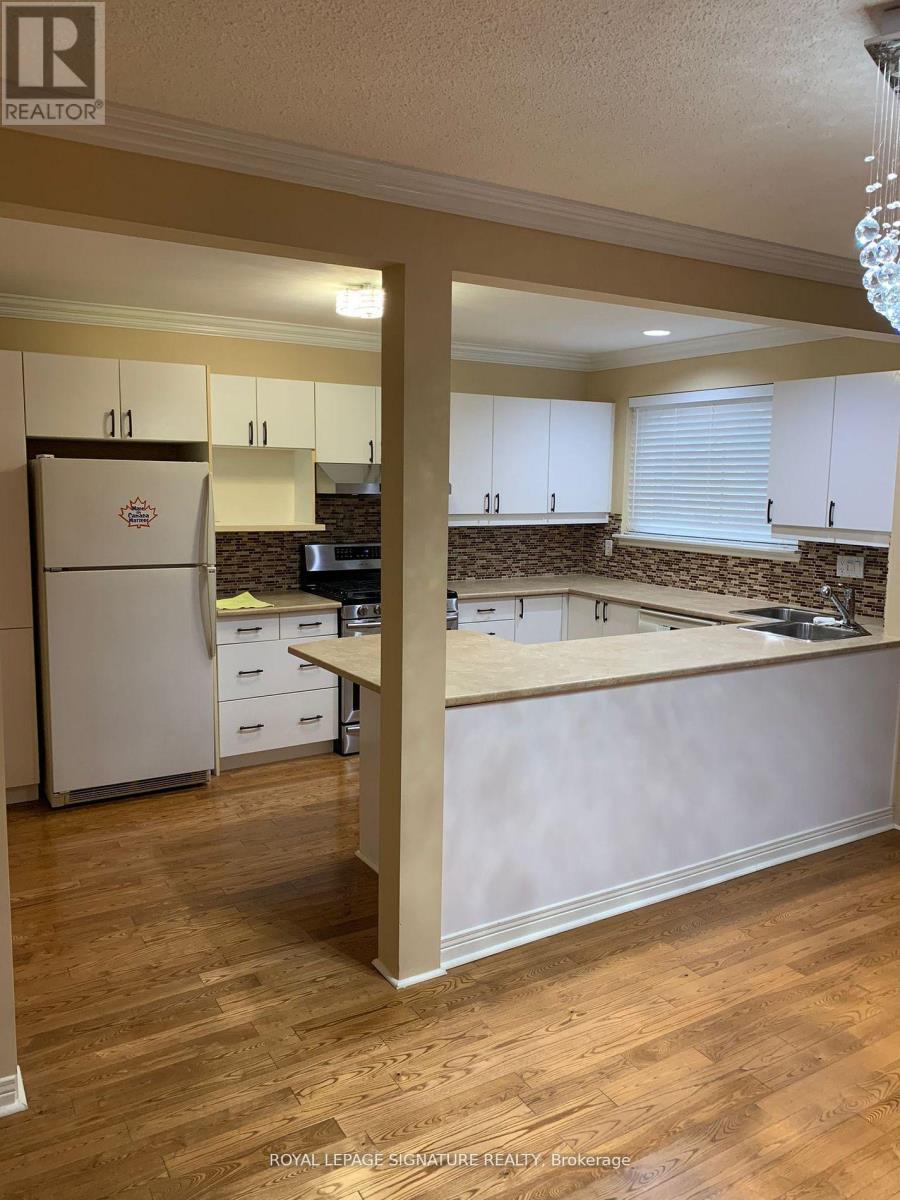 Main - 3317 Carillion Avenue, Mississauga, Ontario  L5C 2A9 - Photo 7 - W12755364