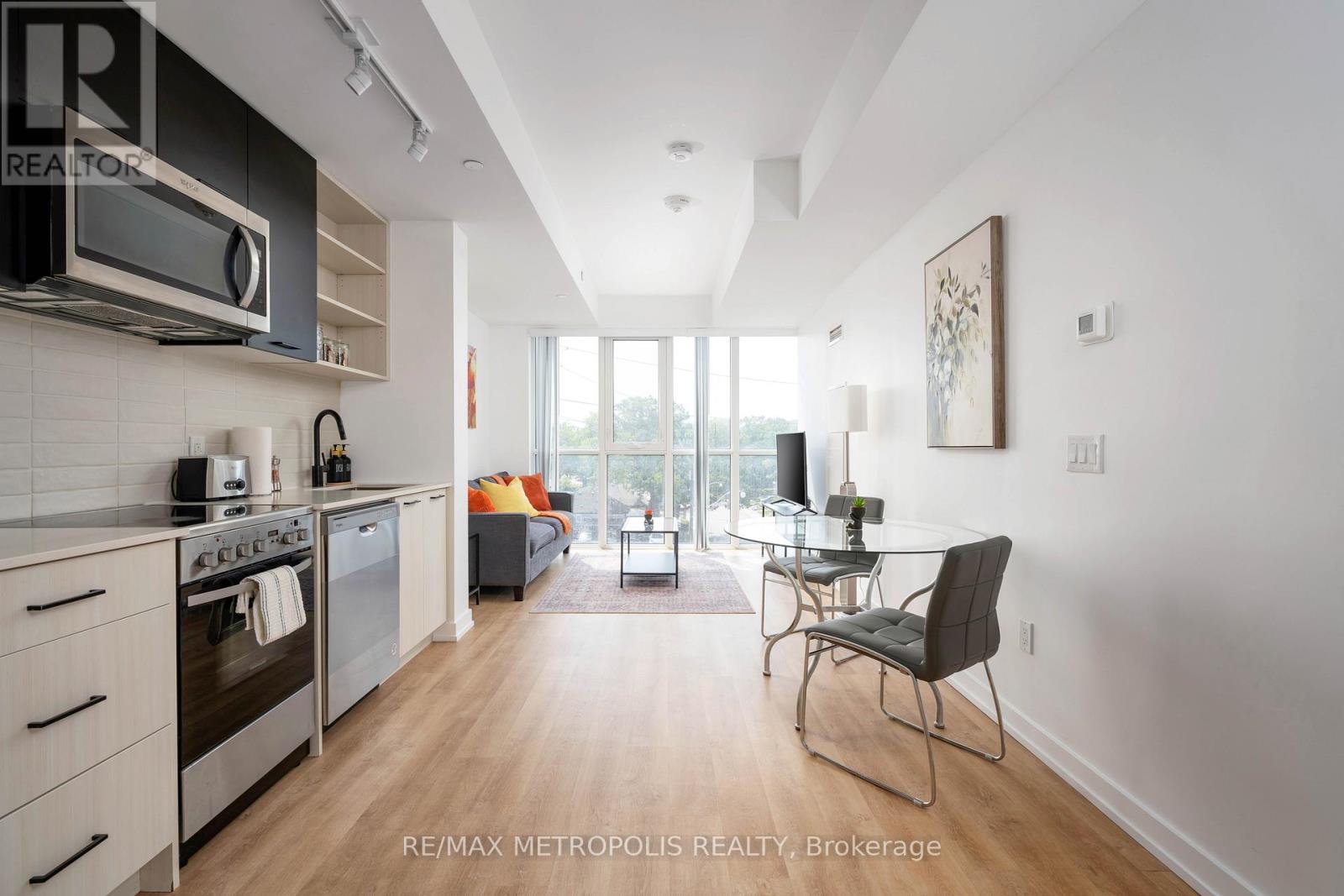 407 - 2300 St Clair Avenue W, Toronto, Ontario M6N 0B3 - Photo 2 - W12755504