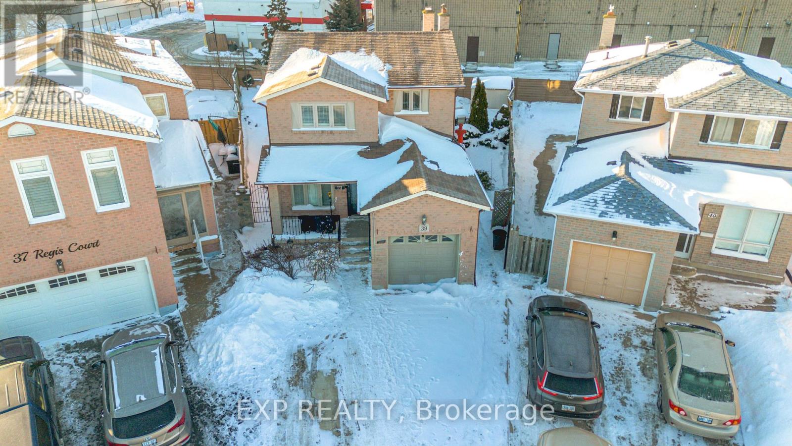 39 Regis Court, Hamilton, Ontario  L8E 4M8 - Photo 3 - X12755420