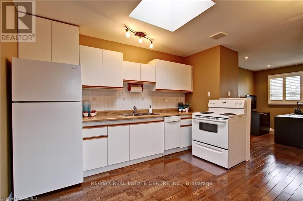 154 Robinwood Crescent, Milton (Om Old Milton), Ontario  L9T 2C3 - Photo 3 - W12755520