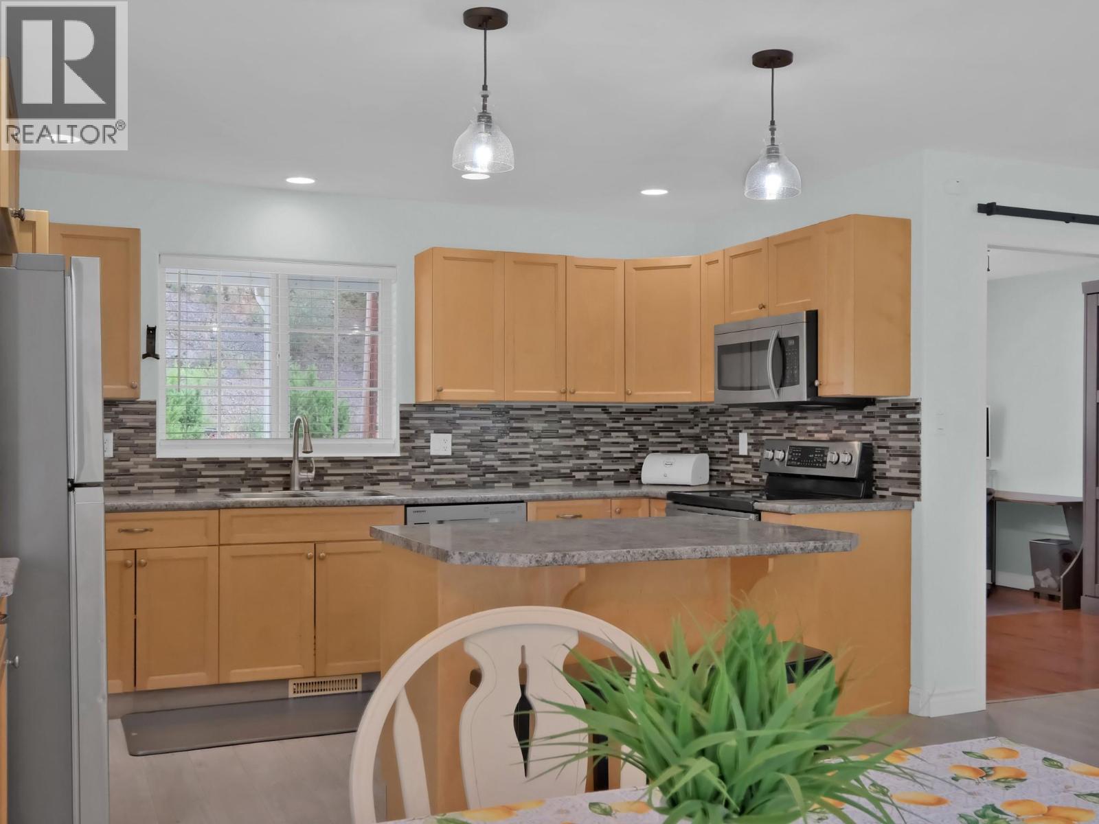 7200 VICTORIA Road S Summerland Photo 4