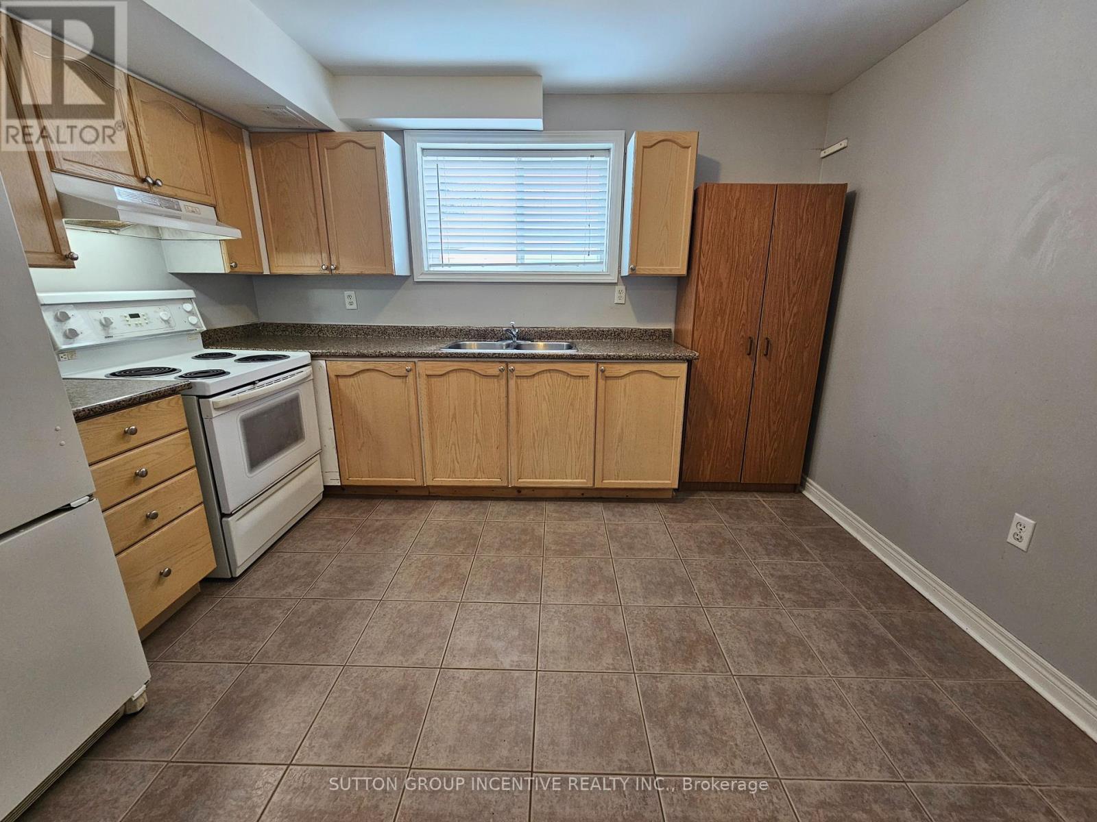 Lower - 8 Heritage Court, Barrie, Ontario  L4N 0E6 - Photo 5 - S12679720