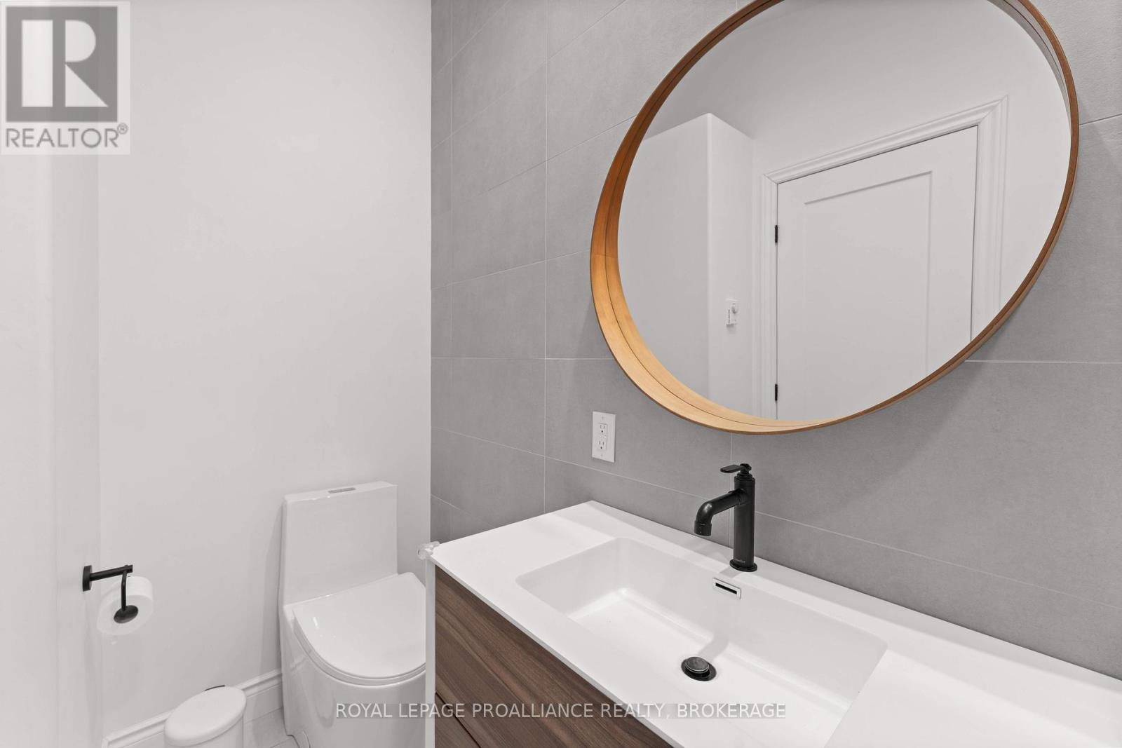 29 Livingston Avenue, Kingston (Central City East), Ontario  K7L 4L1 - Photo 24 - X12755736