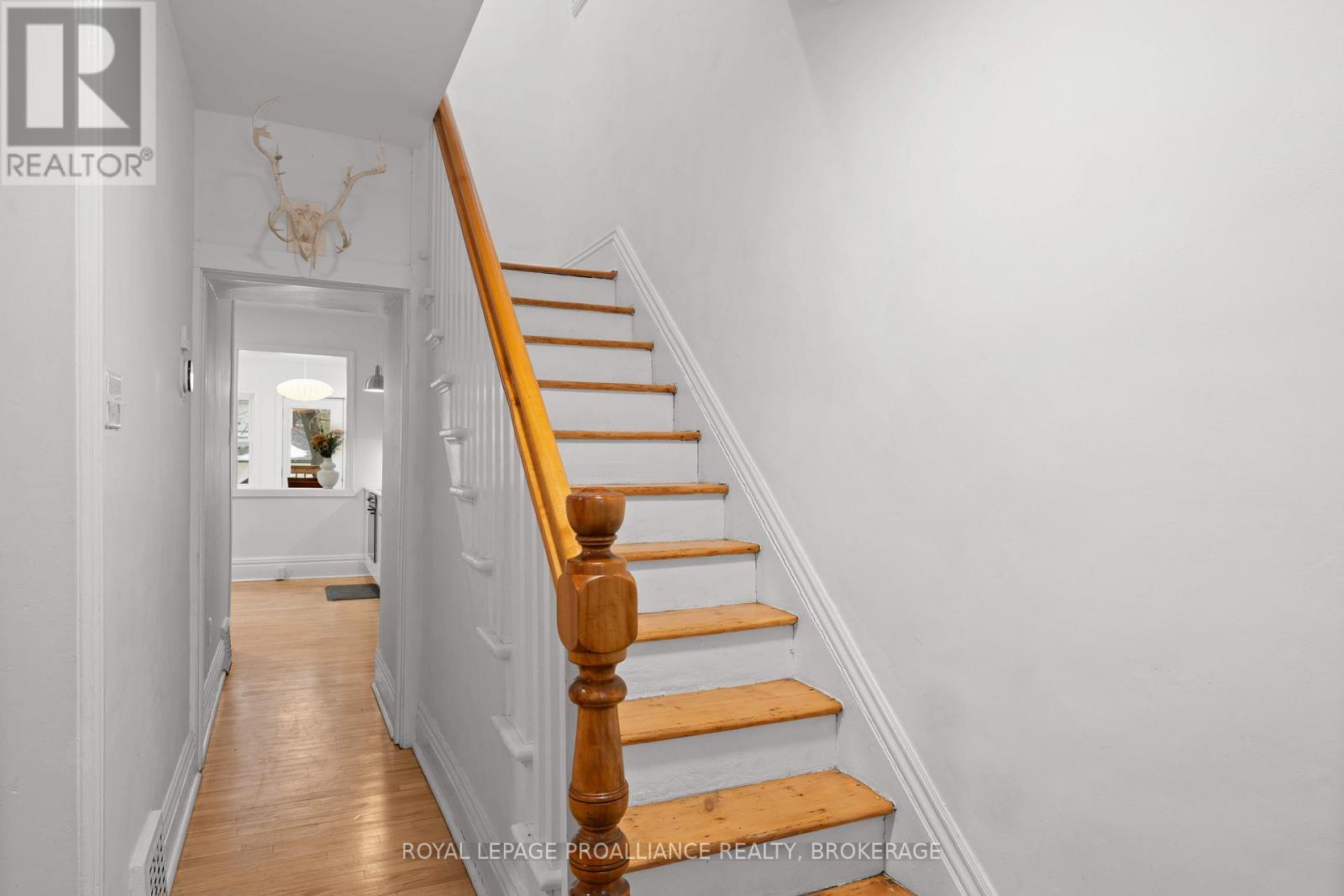 29 Livingston Avenue, Kingston (Central City East), Ontario  K7L 4L1 - Photo 8 - X12755736