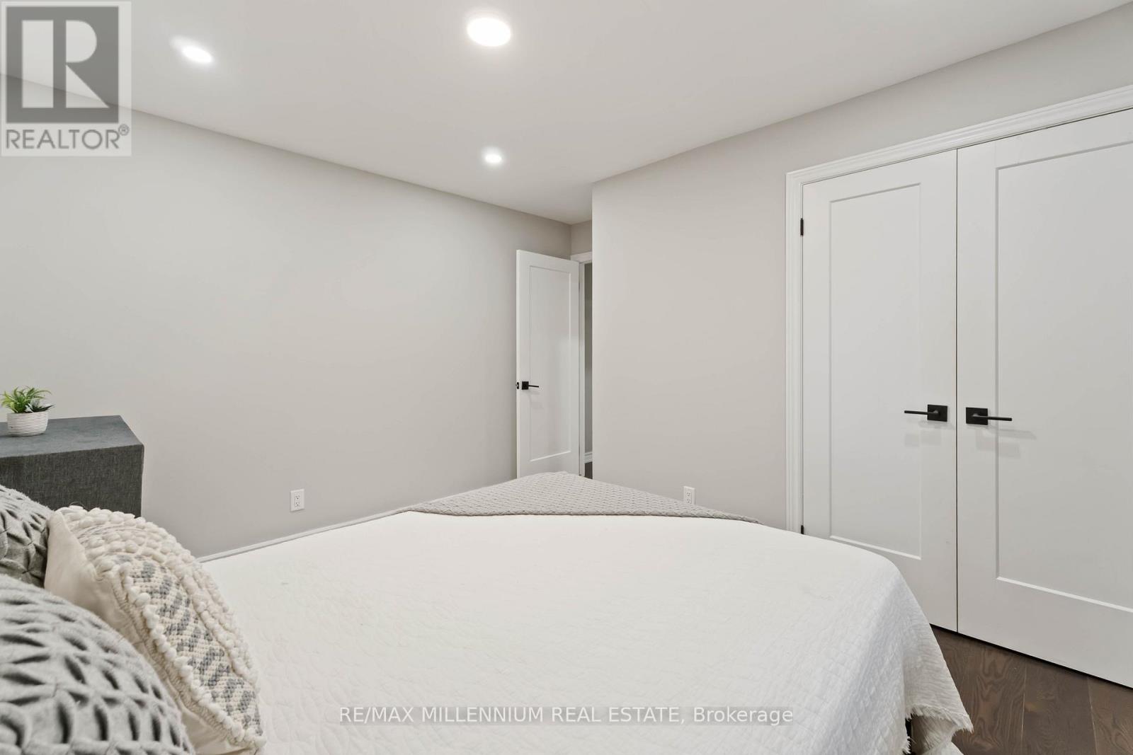 45 Bradley Street, St. Catharines, Ontario  L2T 1R5 - Photo 12 - X12509314