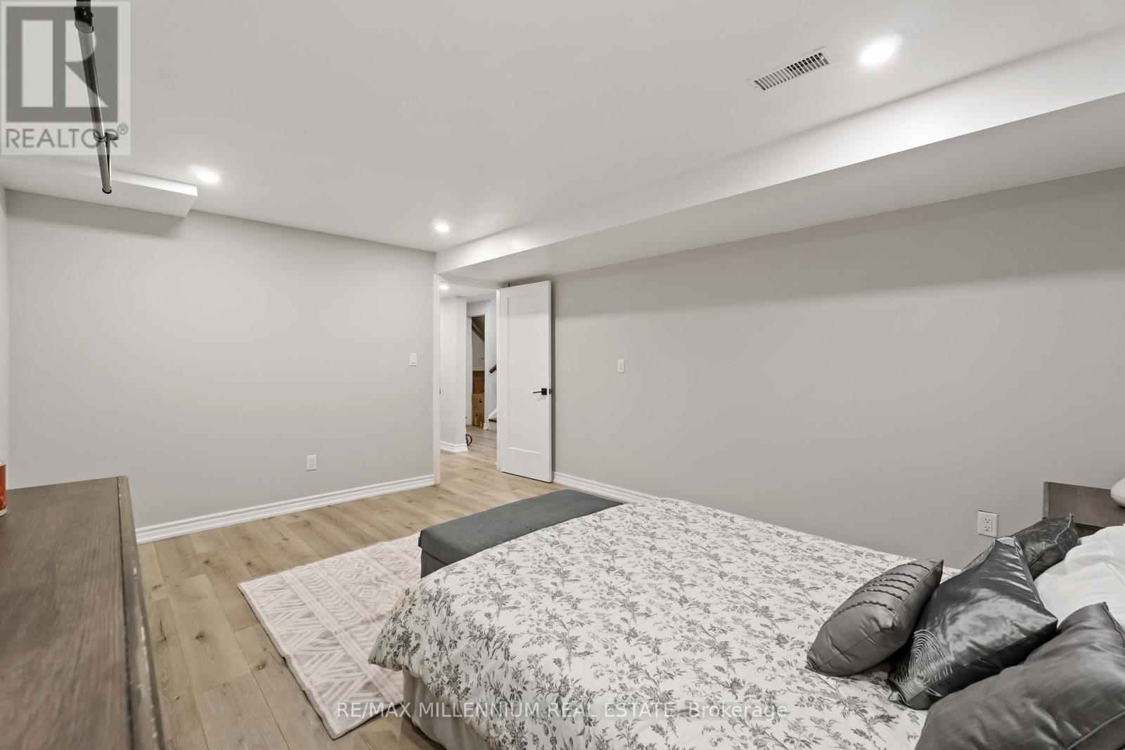 45 Bradley Street, St. Catharines, Ontario  L2T 1R5 - Photo 21 - X12509314