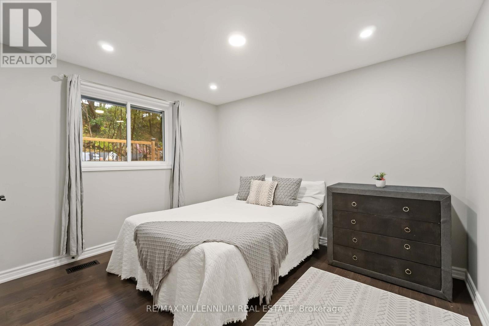 45 Bradley Street, St. Catharines, Ontario  L2T 1R5 - Photo 11 - X12509314