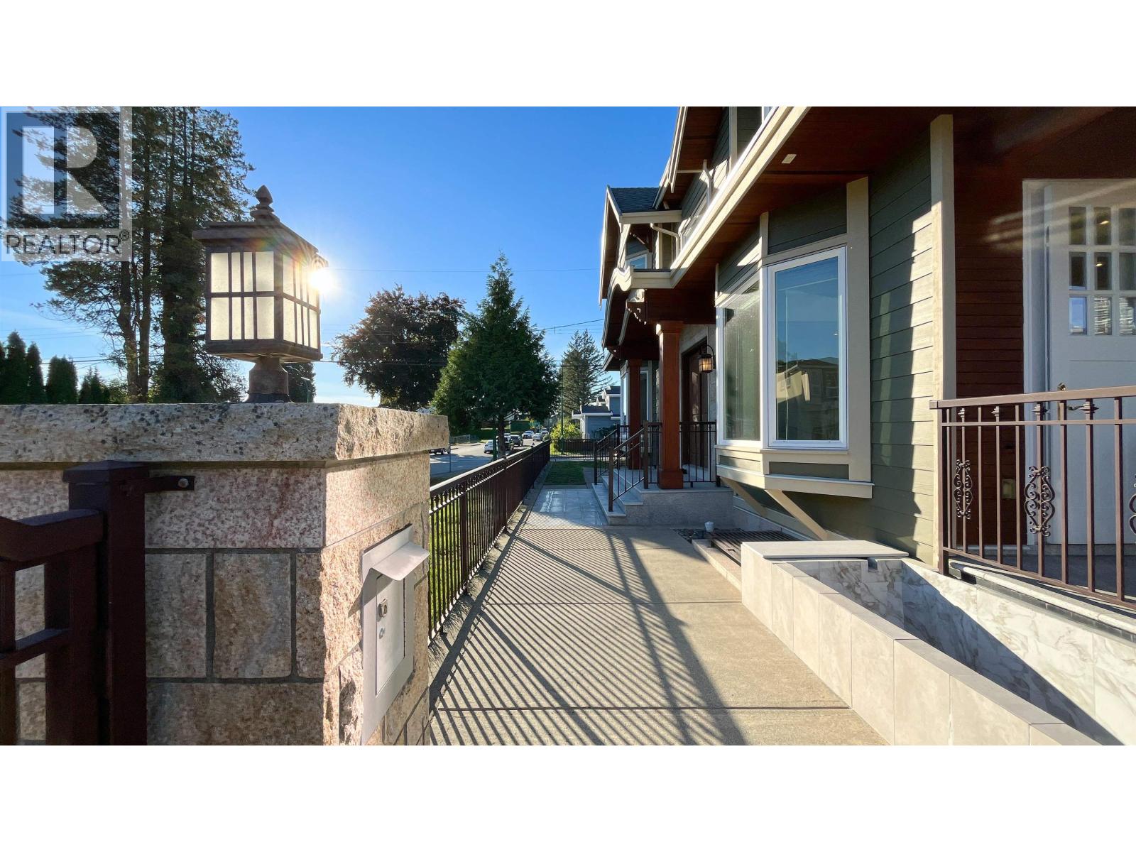 4319 Greta Street, Burnaby, British Columbia  V5J 1N9 - Photo 2 - R3086293