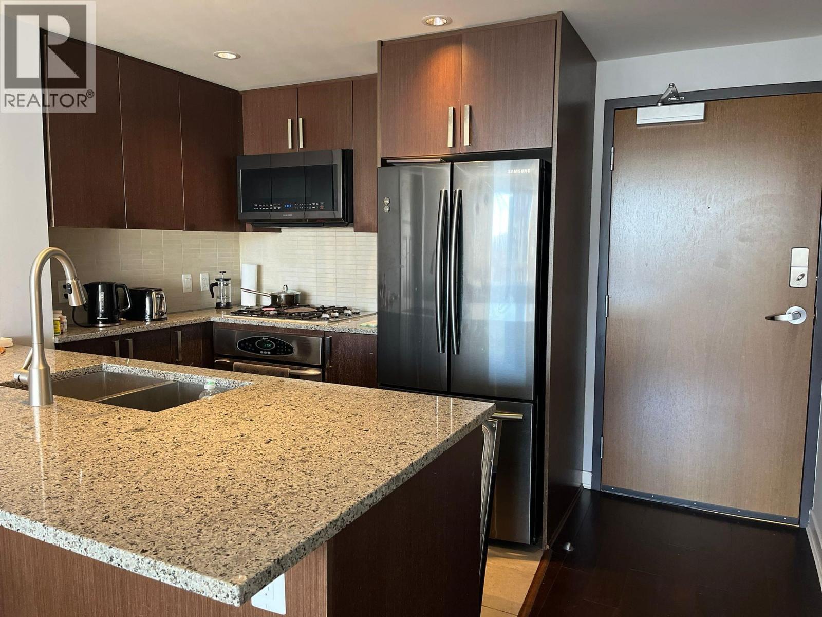 27xx 2978 Glen Drive, Coquitlam, British Columbia  V3B 0C3 - Photo 3 - R3086312