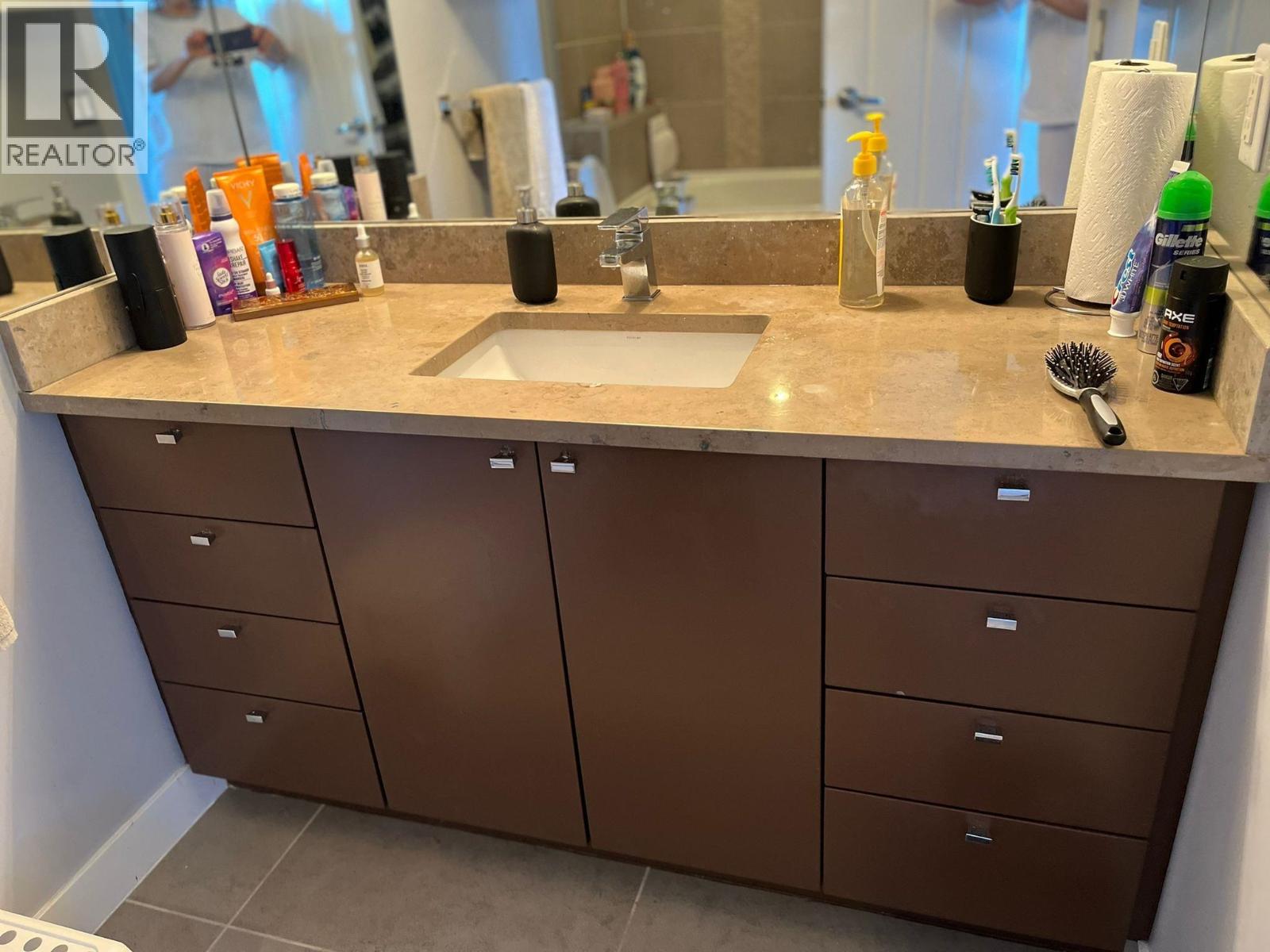 27xx 2978 Glen Drive, Coquitlam, British Columbia  V3B 0C3 - Photo 4 - R3086312