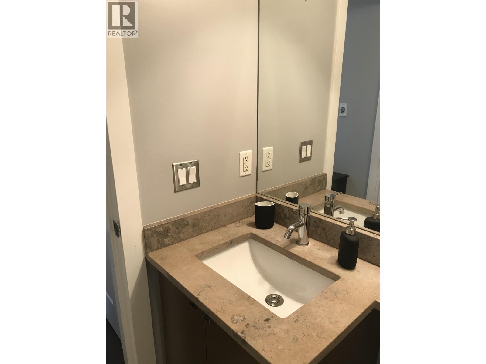 27xx 2978 Glen Drive, Coquitlam, British Columbia  V3B 0C3 - Photo 6 - R3086312