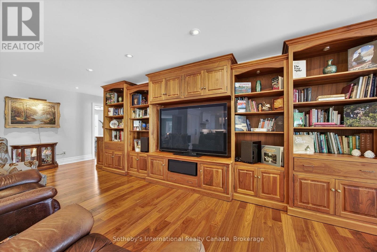 1036 River Road E, Wasaga Beach, Ontario  L0L 2P0 - Photo 16 - S12755812