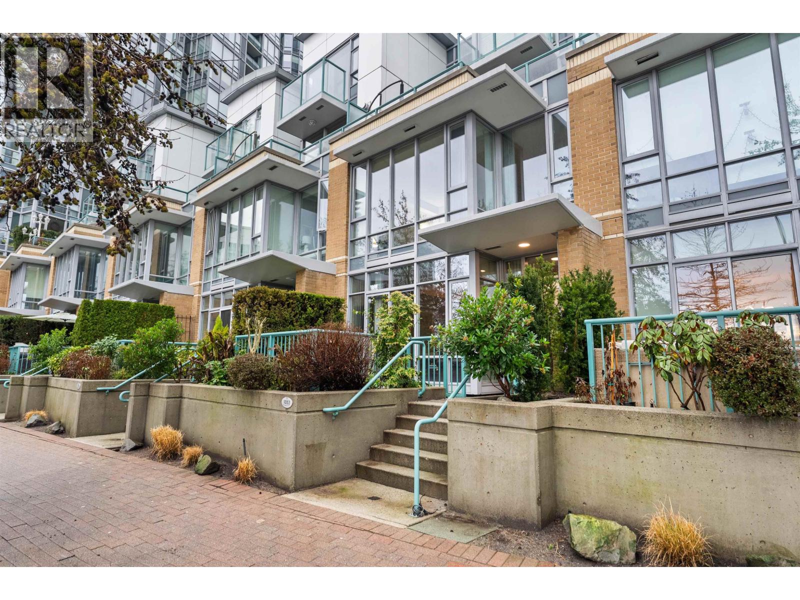 Listing Picture 3 of 40 : 1053 MARINASIDE CRESCENT, Vancouver / 溫哥華 - 魯藝地產 Yvonne Lu Group - MLS Medallion Club Member