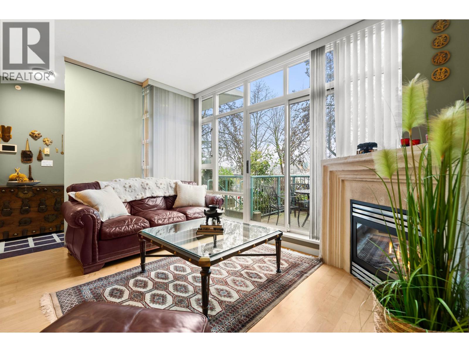 Listing Picture 6 of 40 : 1053 MARINASIDE CRESCENT, Vancouver / 溫哥華 - 魯藝地產 Yvonne Lu Group - MLS Medallion Club Member