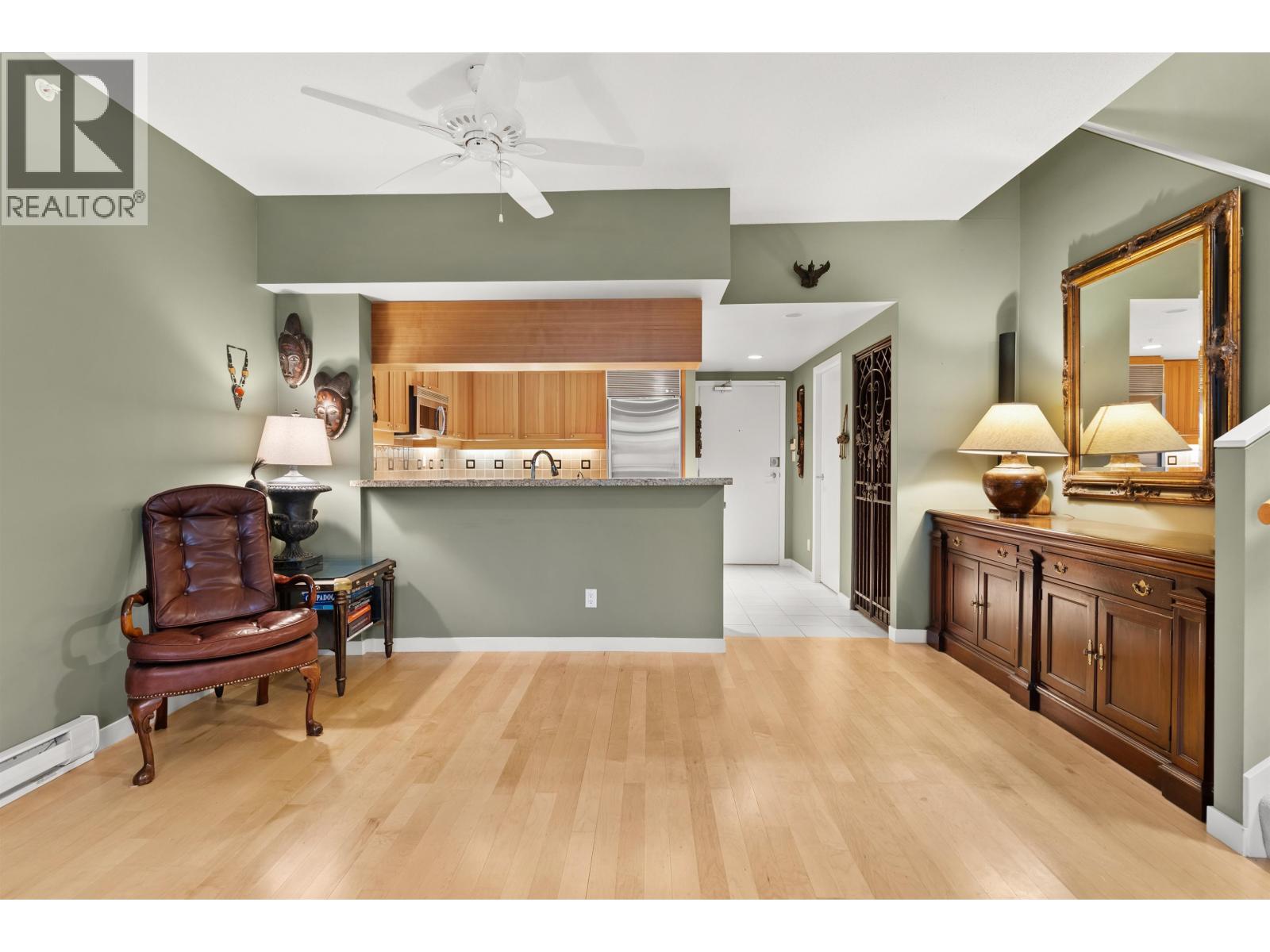 Listing Picture 12 of 40 : 1053 MARINASIDE CRESCENT, Vancouver / 溫哥華 - 魯藝地產 Yvonne Lu Group - MLS Medallion Club Member