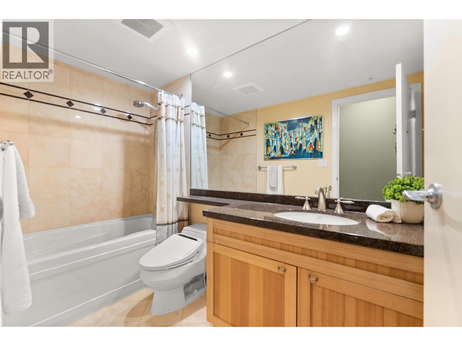 Listing Picture 35 of 40 : 1053 MARINASIDE CRESCENT, Vancouver / 溫哥華 - 魯藝地產 Yvonne Lu Group - MLS Medallion Club Member