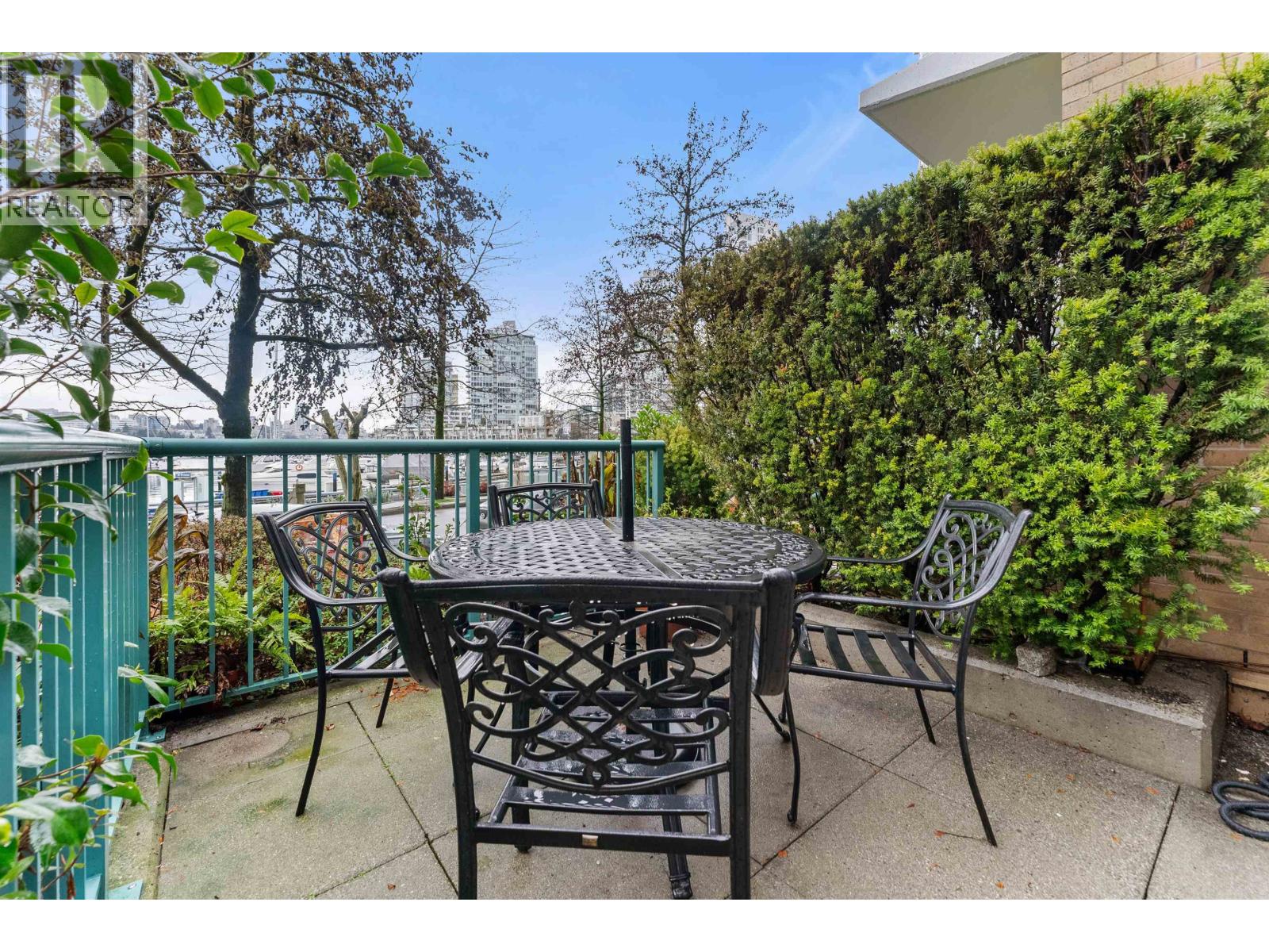 Listing Picture 38 of 40 : 1053 MARINASIDE CRESCENT, Vancouver / 溫哥華 - 魯藝地產 Yvonne Lu Group - MLS Medallion Club Member