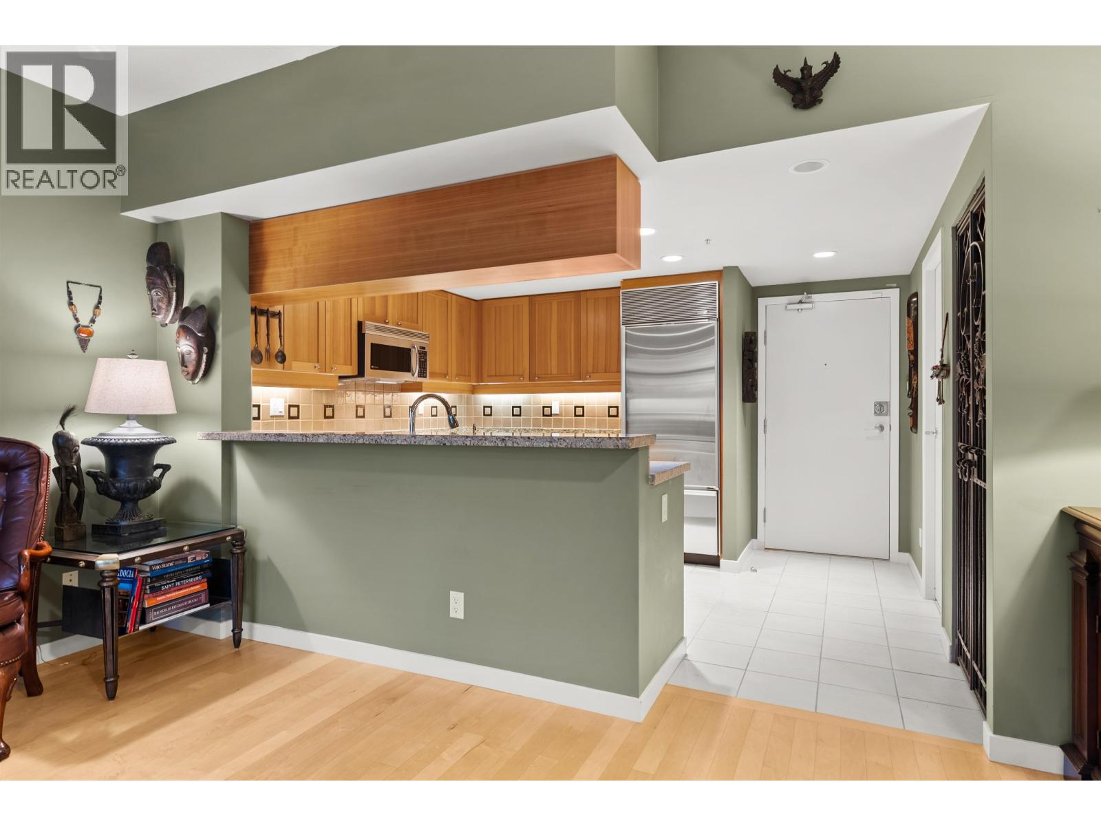 Listing Picture 15 of 40 : 1053 MARINASIDE CRESCENT, Vancouver / 溫哥華 - 魯藝地產 Yvonne Lu Group - MLS Medallion Club Member