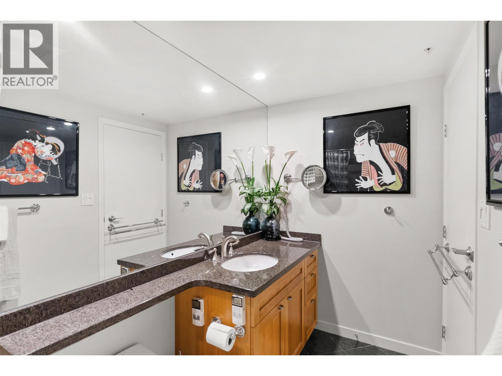 Listing Picture 36 of 40 : 1053 MARINASIDE CRESCENT, Vancouver / 溫哥華 - 魯藝地產 Yvonne Lu Group - MLS Medallion Club Member