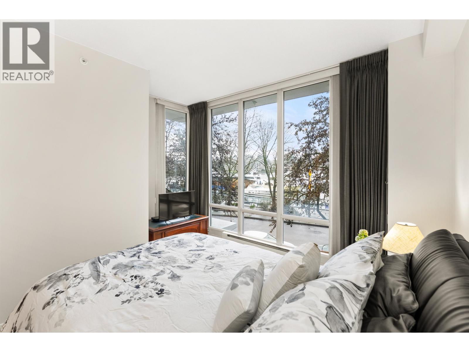 Listing Picture 29 of 40 : 1053 MARINASIDE CRESCENT, Vancouver / 溫哥華 - 魯藝地產 Yvonne Lu Group - MLS Medallion Club Member