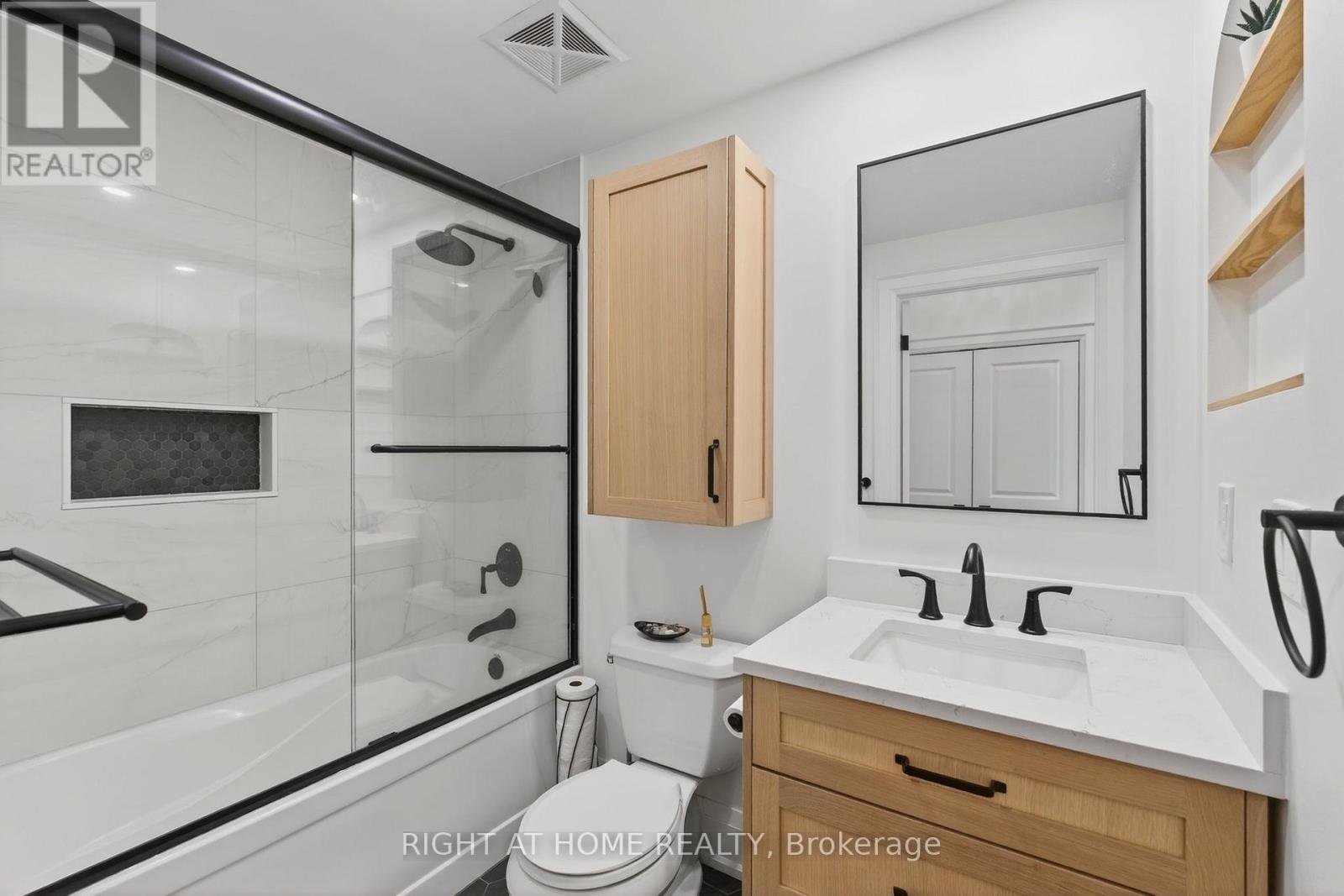 11 Bastion Street, Toronto (Niagara), Ontario  M5V 1A4 - Photo 16 - C12755790