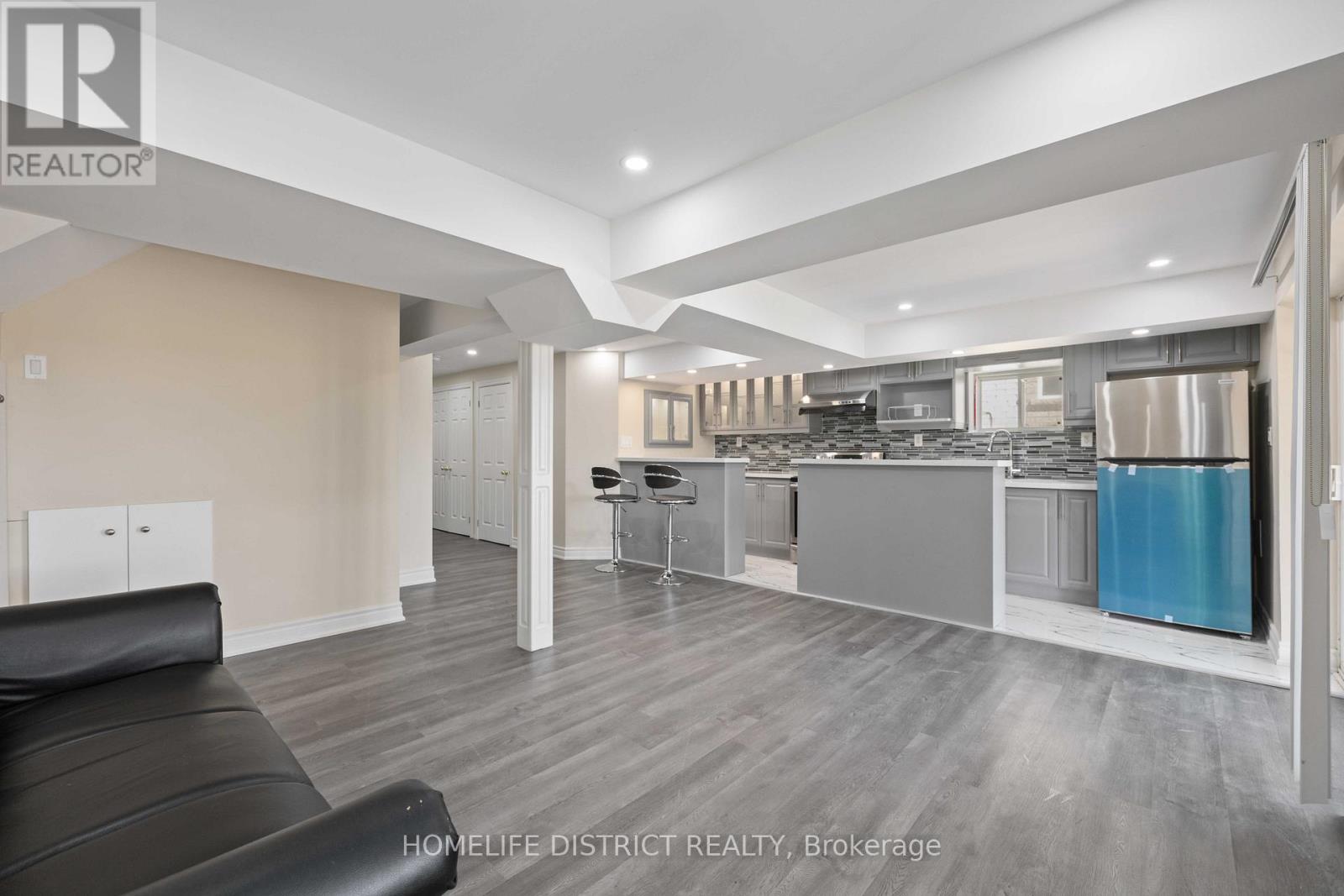 7 Mosely Crescent, Ajax (Central East), Ontario  L1Z 0M9 - Photo 7 - E12755742