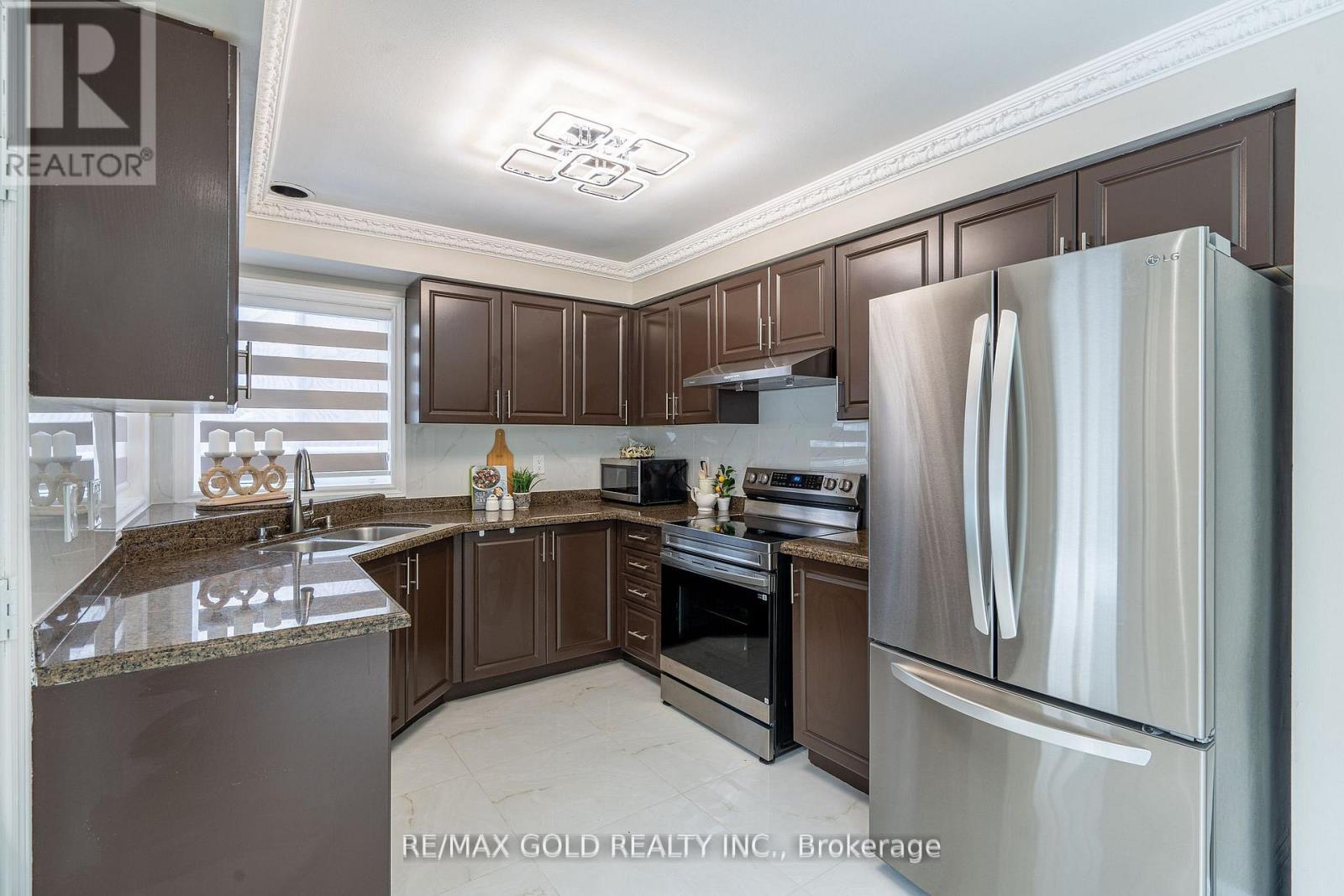 10 Leopard Gate, Brampton, Ontario  L6R 2E5 - Photo 11 - W12755756