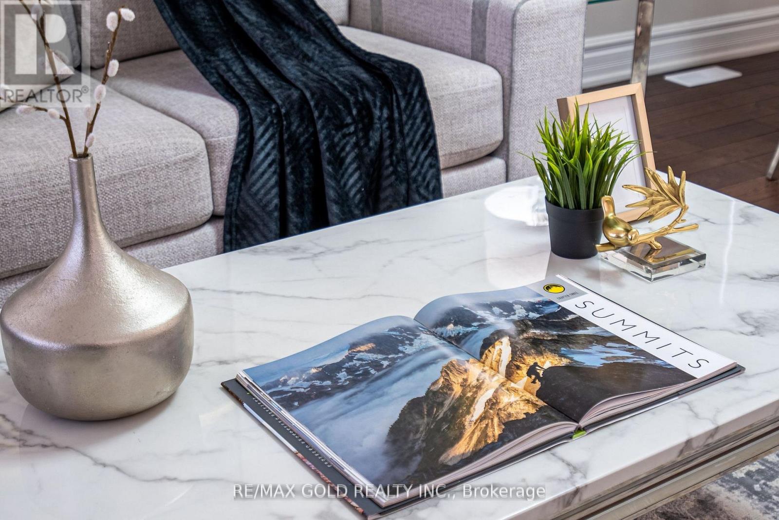 10 Leopard Gate, Brampton, Ontario  L6R 2E5 - Photo 4 - W12755756