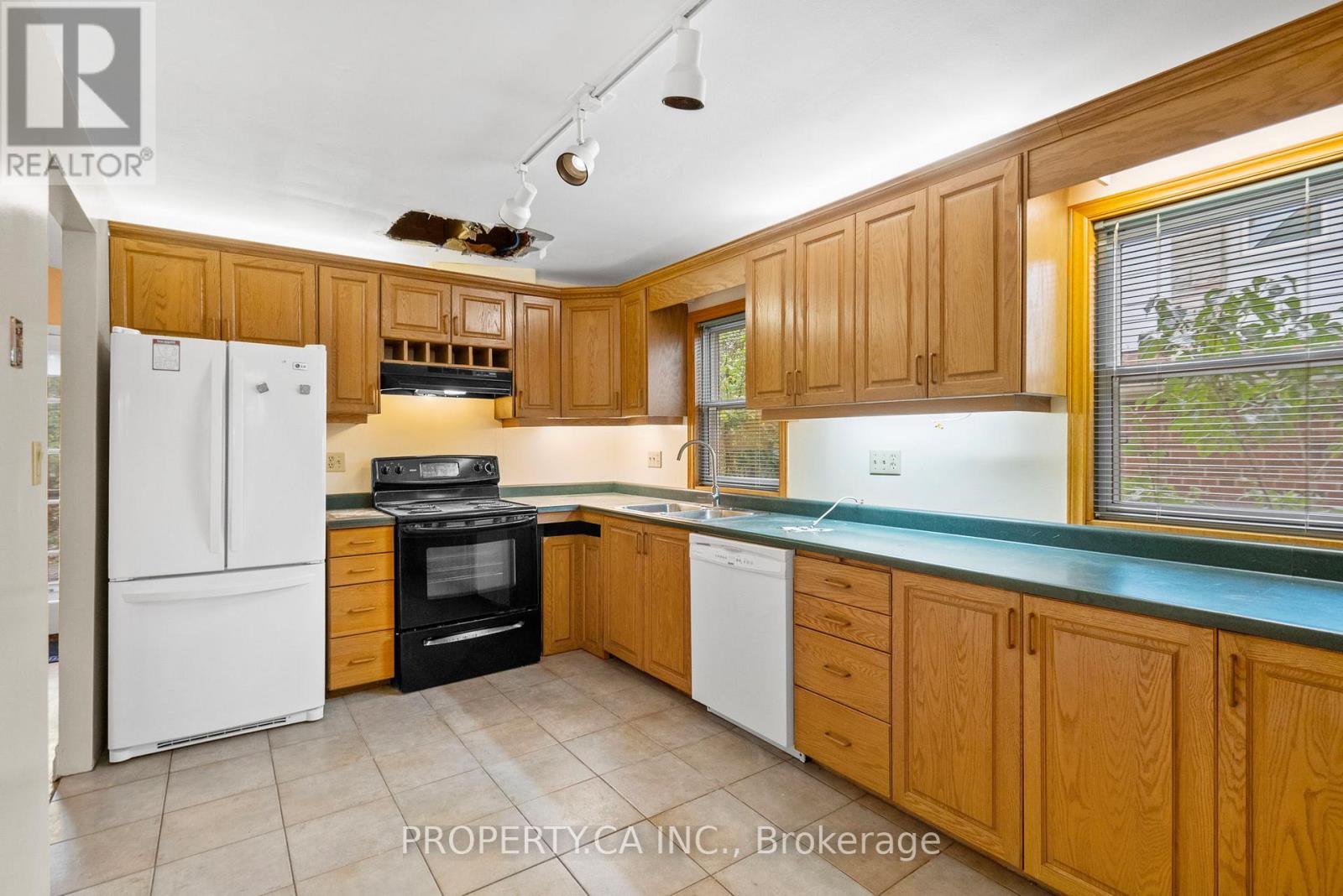 3 Ambleside Avenue, Toronto, Ontario  M8Z 2H5 - Photo 8 - W12755776