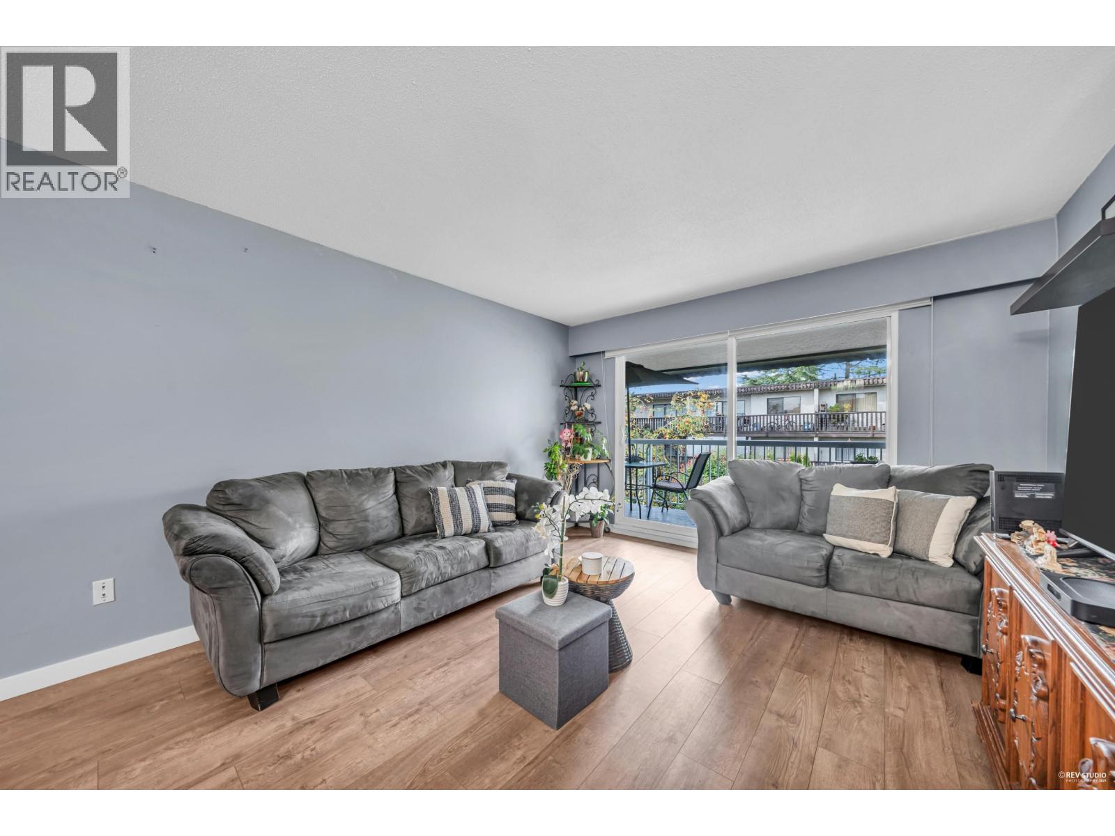 302 371 Ellesmere Avenue, Burnaby, British Columbia  V5B 3T1 - Photo 2 - R3056118