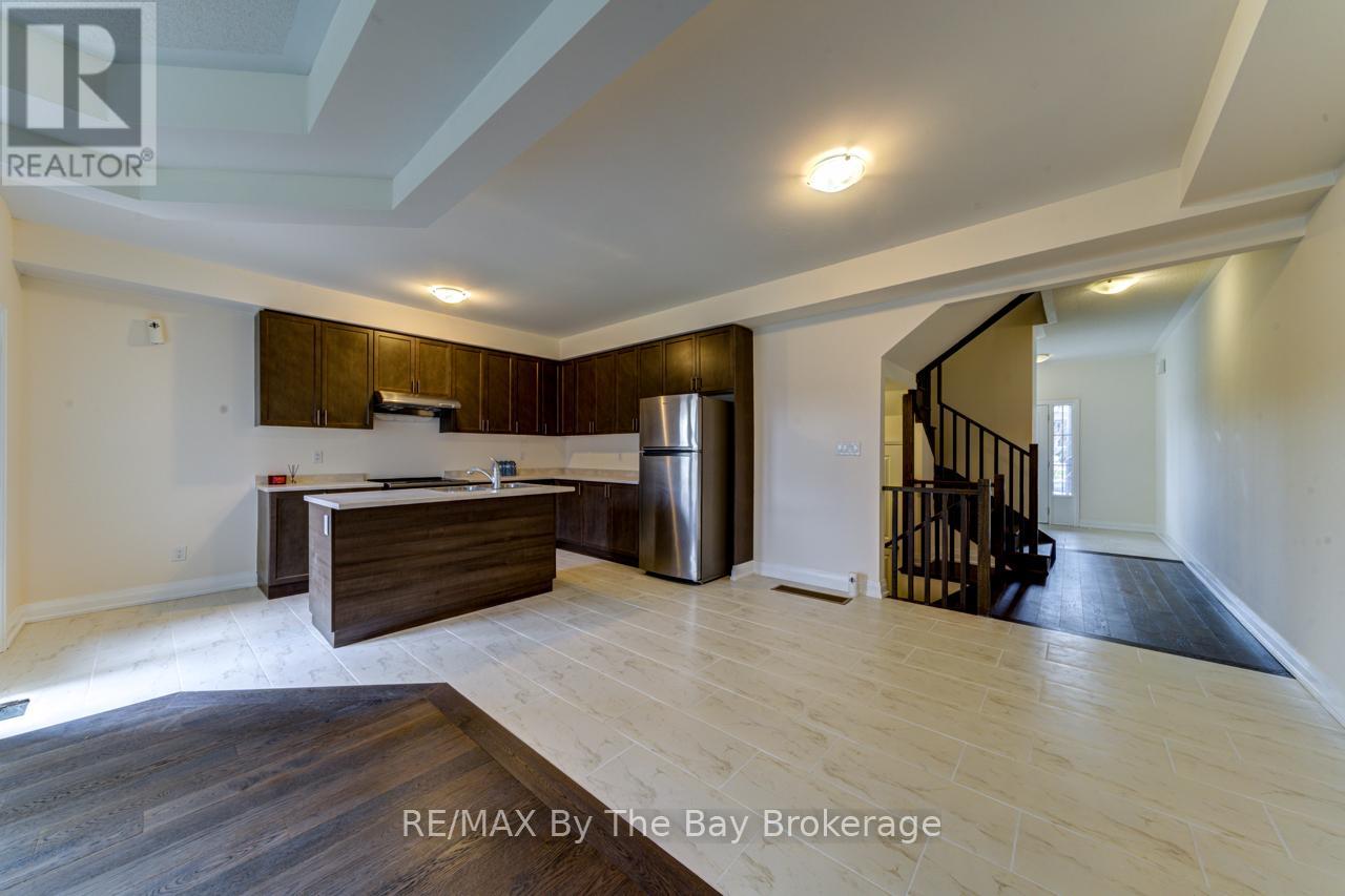 194 Rosanne Circle, Wasaga Beach, Ontario  L9Z 0N3 - Photo 4 - S12755836