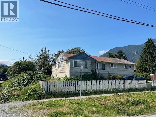 1246 Victoria Street, Squamish, British Columbia  V8B 0P7 - Photo 5 - C8075823