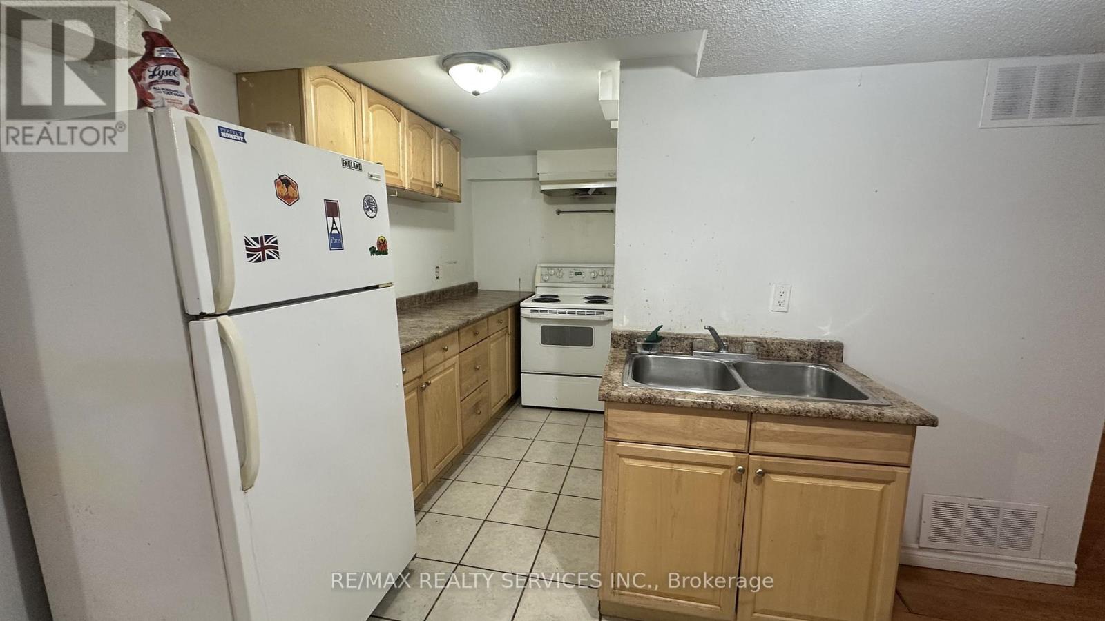 244 Van Kirk Drive, Brampton, Ontario  L7A 1M2 - Photo 5 - W12755838