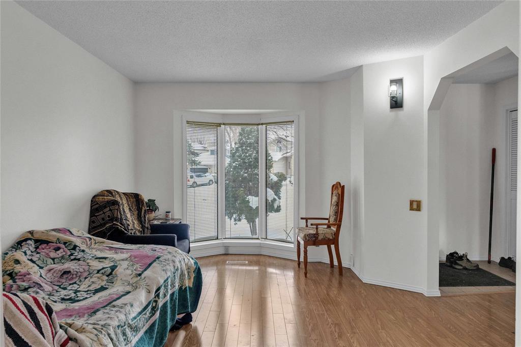 23 Oakhurst Crescent, Winnipeg, Manitoba  R2P 2L7 - Photo 3 - 202601932