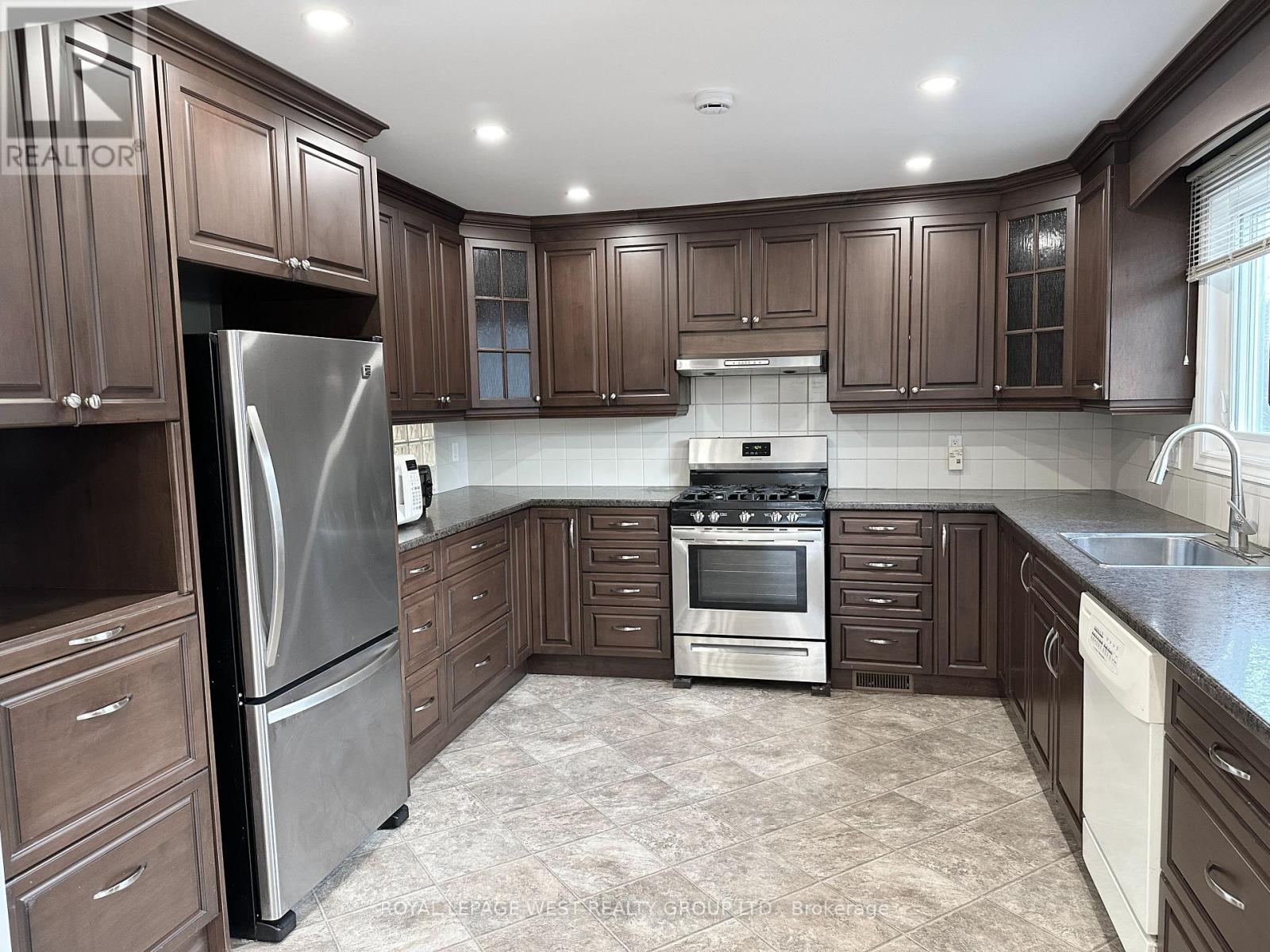 Upper - 1294 Forest Hill, Oakville (Fa Falgarwood), Ontario  L6H 2S4 - Photo 3 - W12755878