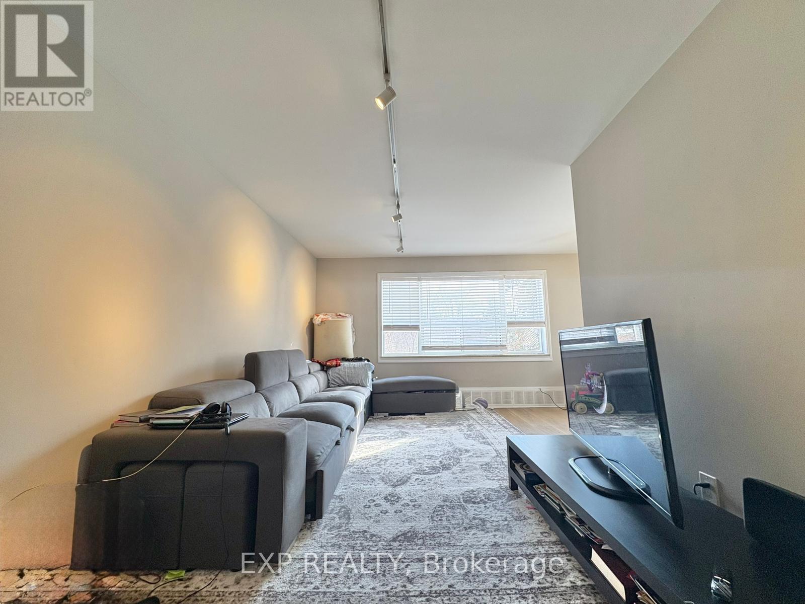 Unit-6 - 25 Paisley Boulevard E, Mississauga (Cooksville), Ontario  L5A 1P3 - Photo 3 - W12755880