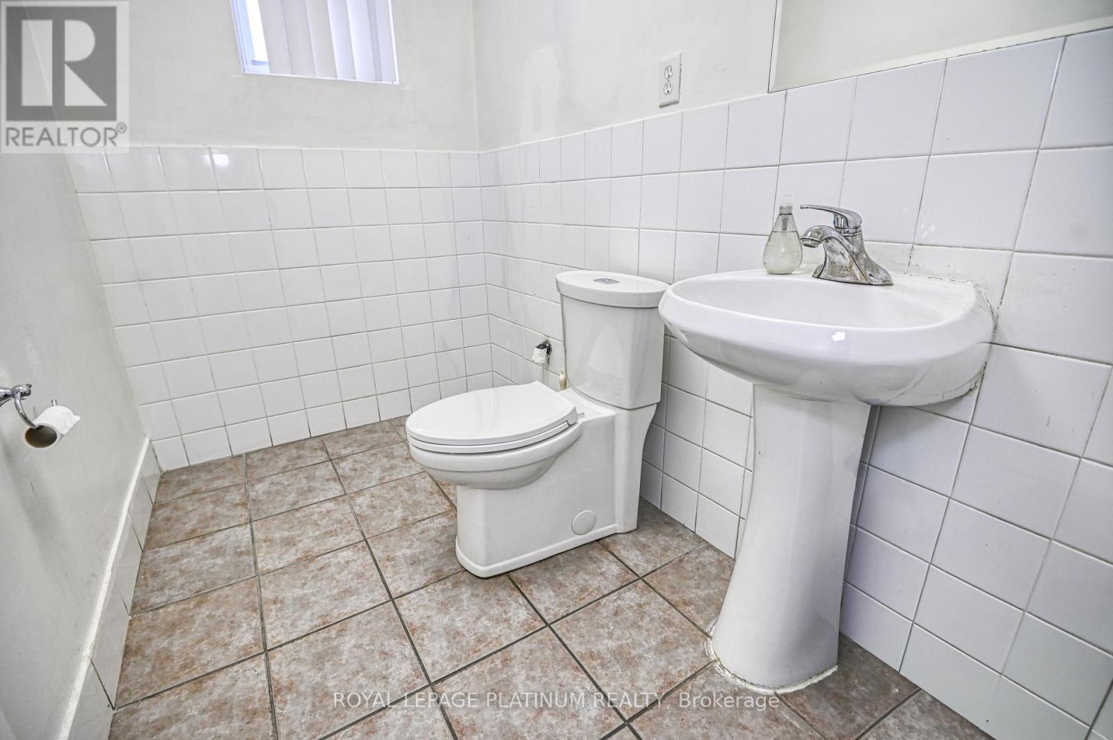 2 Elmhurst Drive, Toronto (Elms-Old Rexdale), Ontario  M9W 2J3 - Photo 15 - W12755918