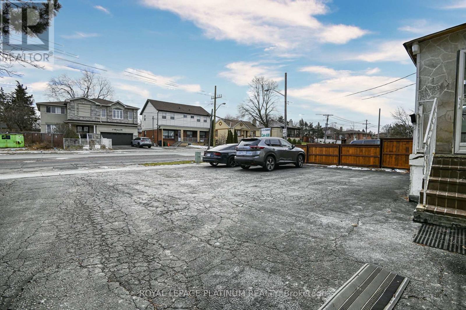 2 Elmhurst Drive, Toronto (Elms-Old Rexdale), Ontario  M9W 2J3 - Photo 5 - W12755918