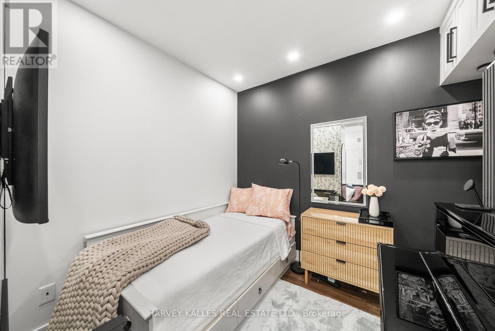 1305 - 4 Elsinore Path, Toronto (New Toronto), Ontario  M8V 4G7 - Photo 14 - W12755920