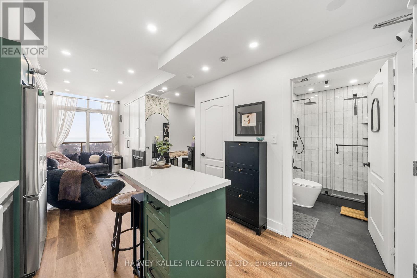 1305 - 4 Elsinore Path, Toronto (New Toronto), Ontario  M8V 4G7 - Photo 7 - W12755920