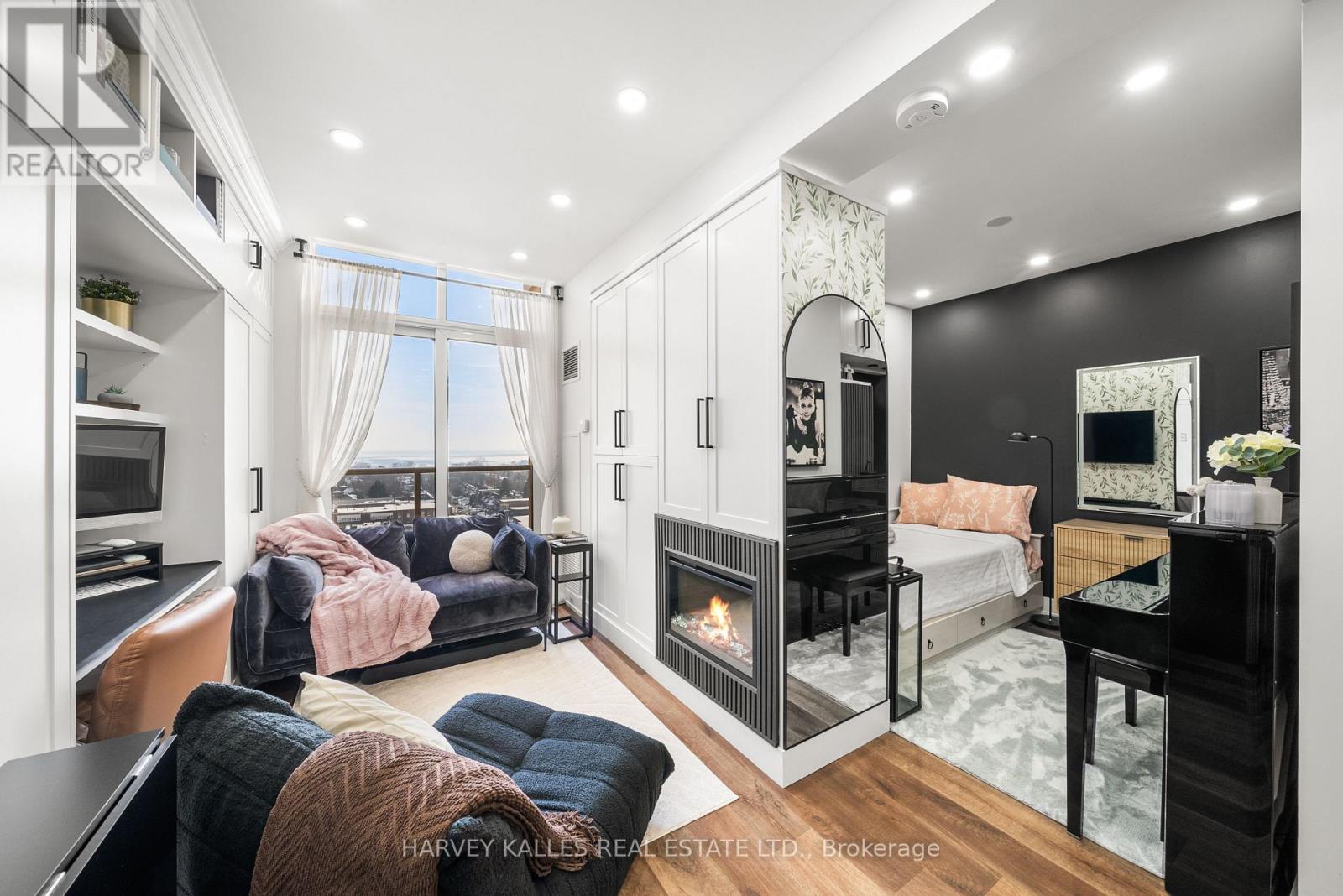 1305 - 4 Elsinore Path, Toronto (New Toronto), Ontario  M8V 4G7 - Photo 8 - W12755920