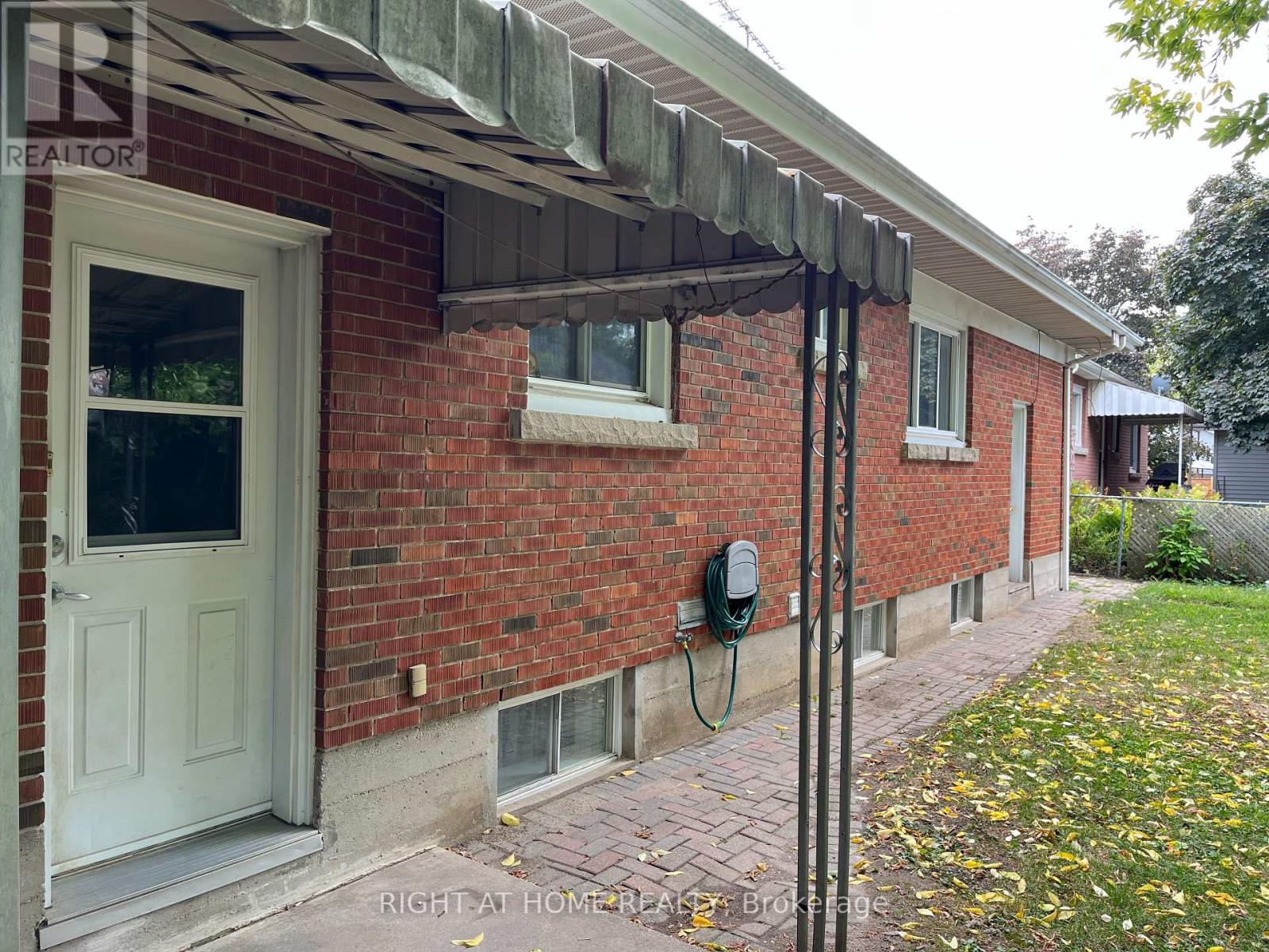 16 Rowanwood Avenue, Brant (Brantford Twp), Ontario  N3S 7B6 - Photo 2 - X12755860
