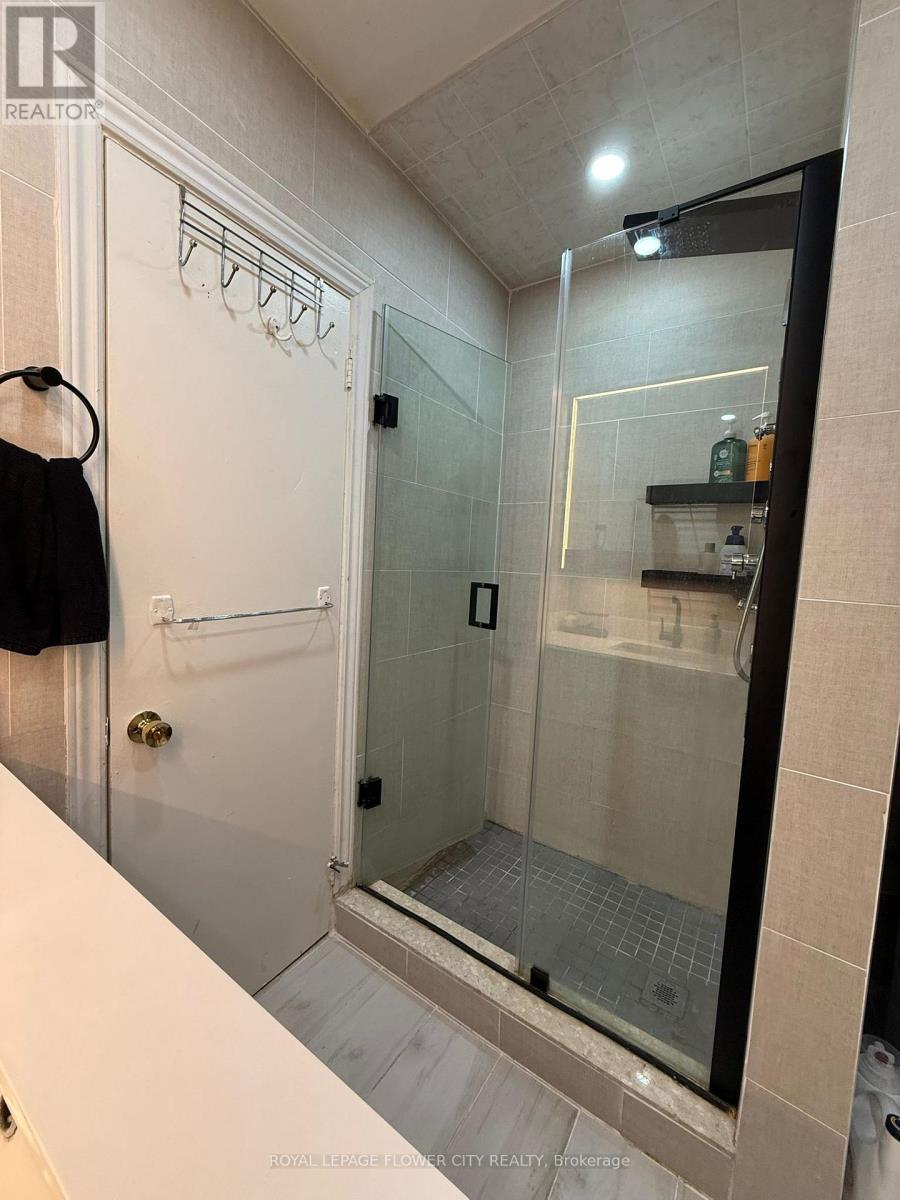 30 Duncanwood Dr Drive, Toronto (Humber Summit), Ontario  M9L 2C4 - Photo 5 - W12755938