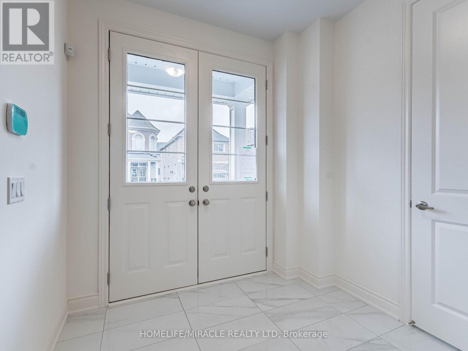 3 Kambalda Road, Brampton (Northwest Brampton), Ontario  L7A 5J3 - Photo 4 - W12755980