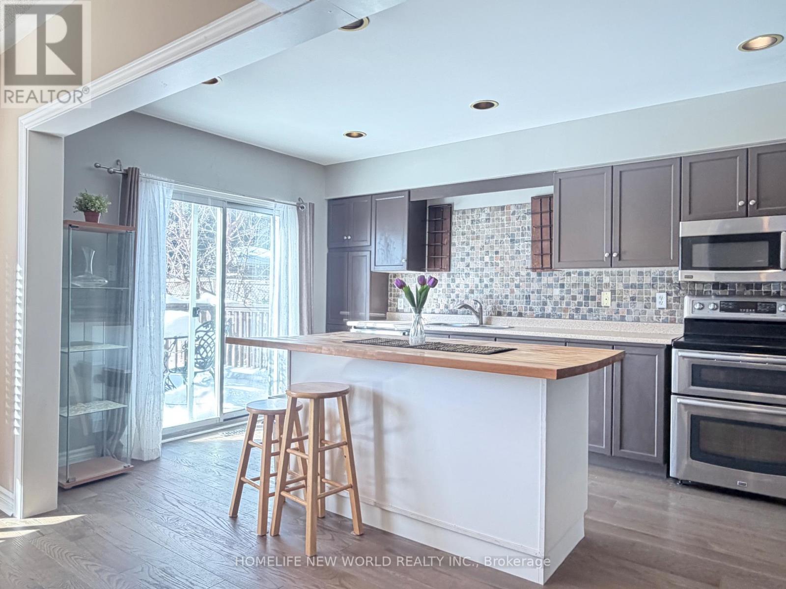 2094 Frontier Drive, Oakville (Wt West Oak Trails), Ontario  L6M 3V5 - Photo 3 - W12755992