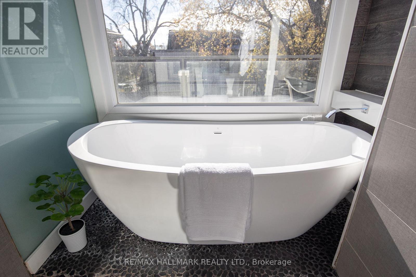 1549 Dundas Street E, Toronto, Ontario  M4L 1K6 - Photo 33 - E12755822