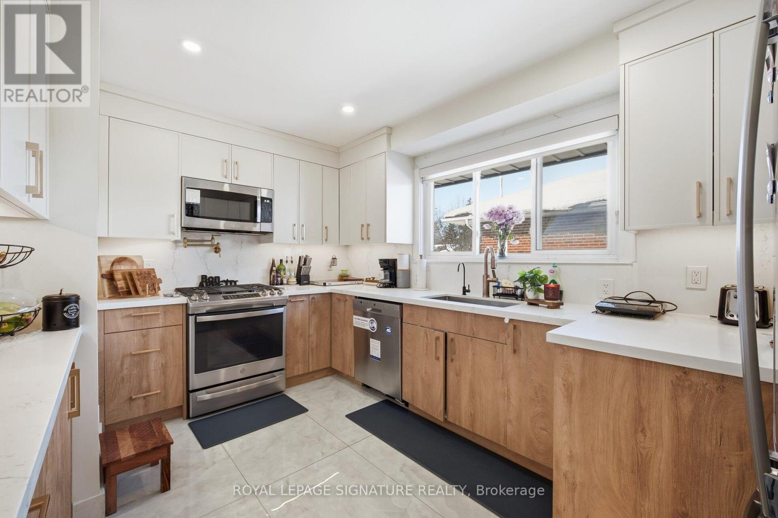 19 Rangoon Road, Toronto (Eringate-Centennial-West Deane), Ontario  M9C 4N5 - Photo 8 - W12756038